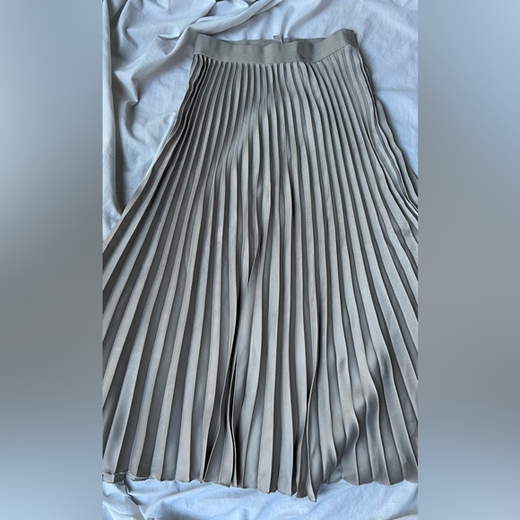 NWOT Women’s H&M plaited Silver long Skirt size XS - Picture 2 of 5
